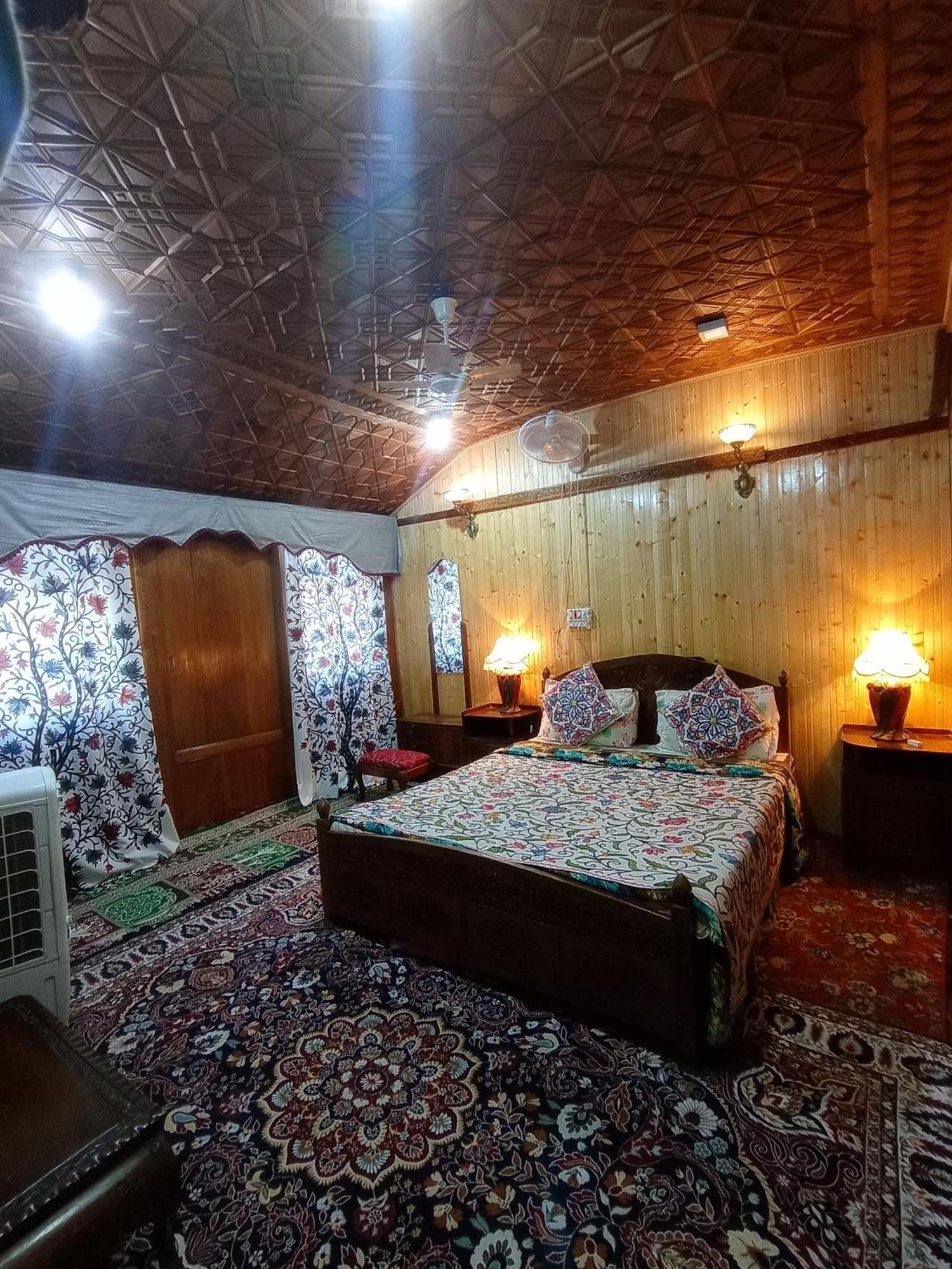 Merry Dawn Houseboat Srīnagar エクステリア 写真