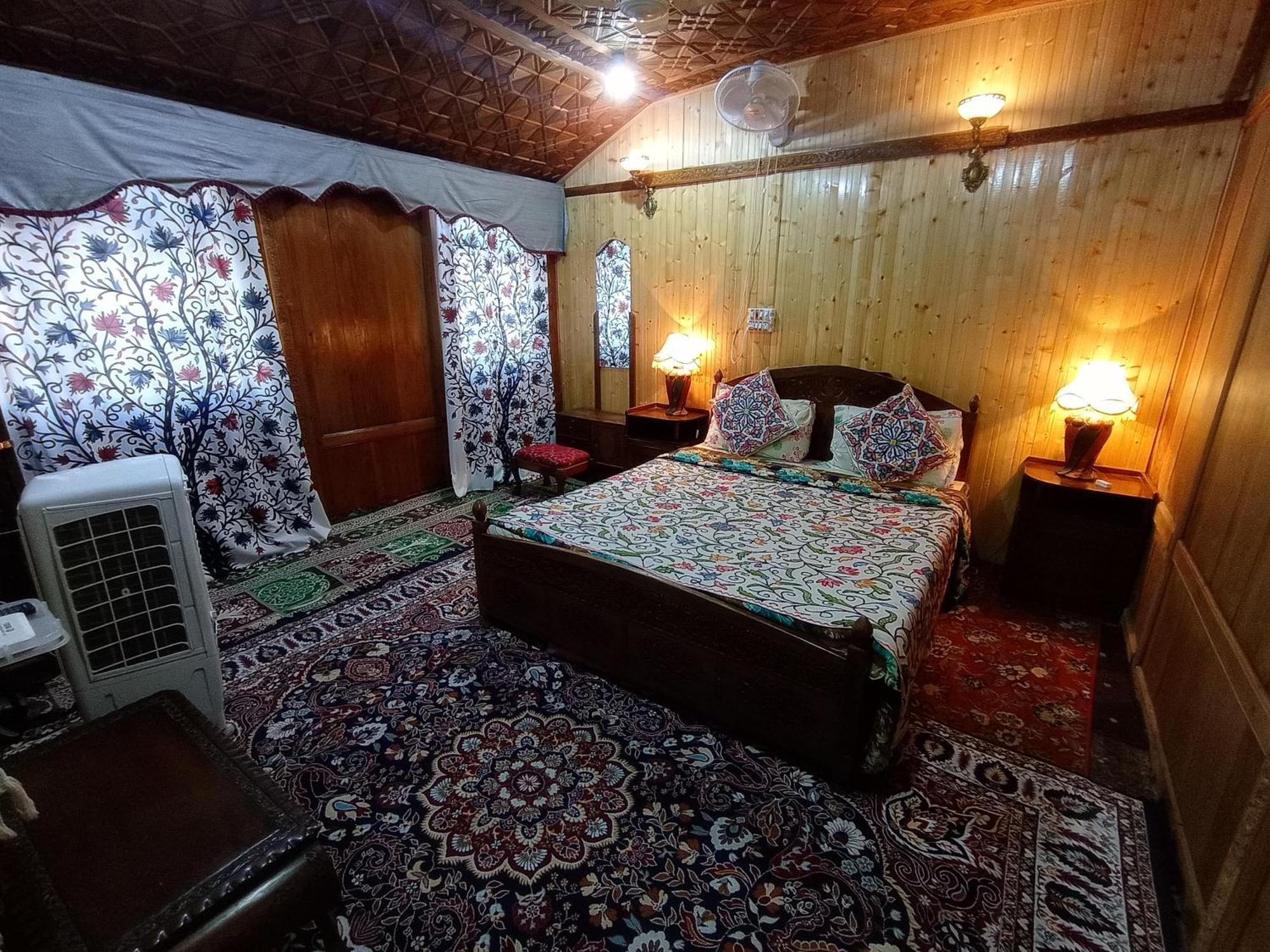 Merry Dawn Houseboat Srīnagar エクステリア 写真